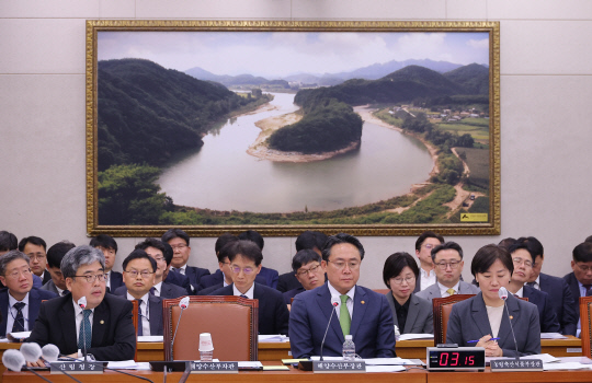 임상섭(왼쪽부터) 산림청장, 강도형 해양수산부 장관, 송미령 농림축산식품부 장관이 10일 국회에서 열린 농림축산식품해양수산위원회 전체회의 경북 산불 관련 현안질의에서 질문을 듣고 있다. 연합뉴스